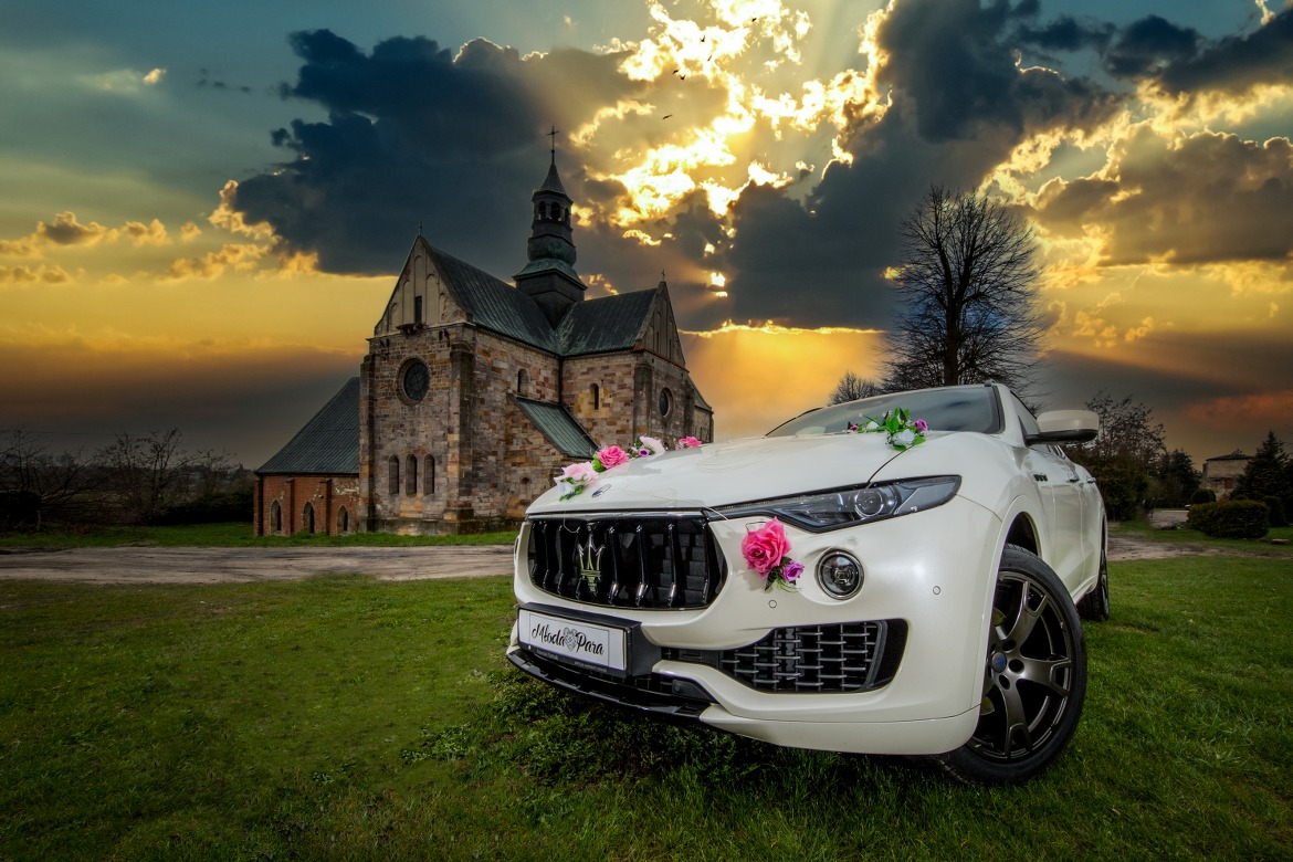 Elegancki samochód ślubny