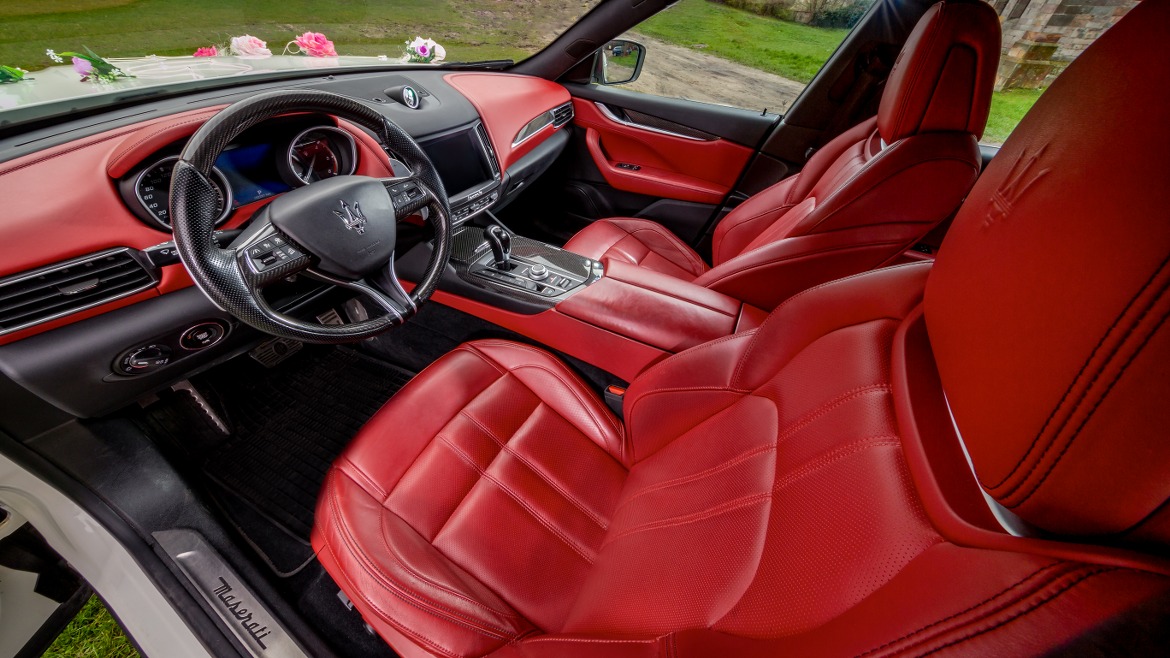 Stylowy samochód dla młodej pary